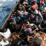 Migranti, peschereccio tenta furto motore barchino: "Bimba annega"